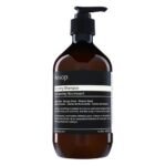 Шампунь Aēsop Hair Nurturing эффективно очищает кожу головы, тщательно моет волосы и восстанавливает их естественную красоту.