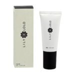 BB cream in a very light light shade combines the skin and at the same time brightens it.