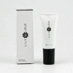 BB cream of a medium dark shade perfectly combines the skin and at the same time brightens it.