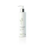 Cleansing milk gently removes and cleanses the skin, including waterproof makeup. Contains oils that can dissolve even persistent makeup. Plant extracts from oats and linden flowers soothe the skin.