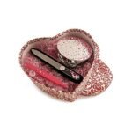 Подарочный набор для женщин с косметическими аксессуарами, такими как стеклянная пилочка для ногтей, пинцет и компактное зеркало. Декорировано элементами Swarovski.