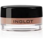 A cream concealer enriched with gentle reflective pigments. In addition to containing added vitamins E and A, this concealer can even be used as a primer when applied in a thinner layer.