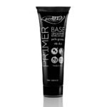 A make-up base for oily skin smoothes the skin