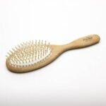 The brush is made of beech wood and the maple pegs are arranged in 9 rows.