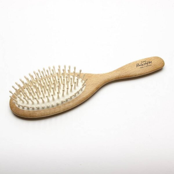 The brush is made of beech wood and the maple pegs are arranged in 9 rows.