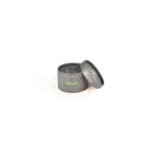 Mineral powder in ivory shades leaves the skin soft and matte.