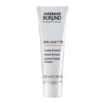 Moisturizing toning cream in a darker shade. The brunette actively cares for
