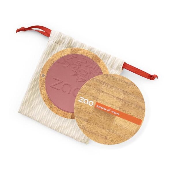 A compact blush in an attractive shade of pink with a drop of brown looks very natural and is the perfect choice for everyday makeup.