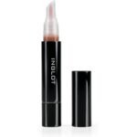 Try this extra radiant oil that hydrates, softens and evens out your lips while providing high shine.
