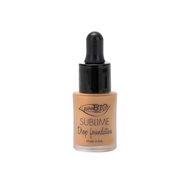 The practical drip-tip makeup combines light skin tone with a cool undertone and covers minor imperfections.