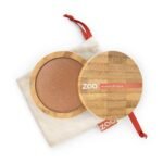 Golden Mineral Bronzer gives your face a soft tanned look and illuminates it with thousands of reflections.