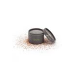 Mineral powder with a touch of cinnamon leaves the skin soft and matte.