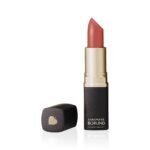 Matte lipstick in a peach shade is especially suitable for blondes.