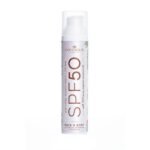 Солнцезащитный крем с минеральным УФ-фильтром и SPF 50 защищает кожу от воздействия солнечных лучей и в то же время приятно ее балует благодаря своему составу.