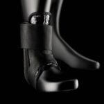 The kintex PRO ankle bandage offers a continuously adjustable velcro and lacing fastening. Neoprene helps maintain heat, which speeds up the healing process and relieves pain.