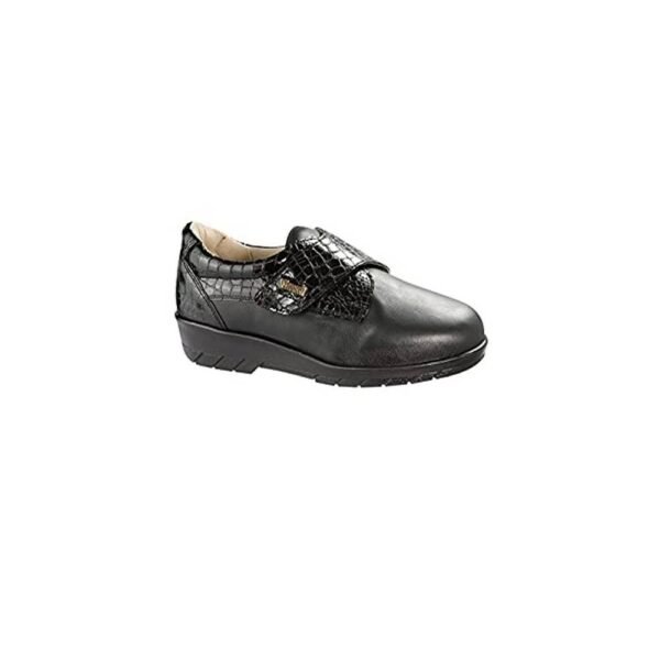The upper material is made of nappa leather in a combination of crocodile.