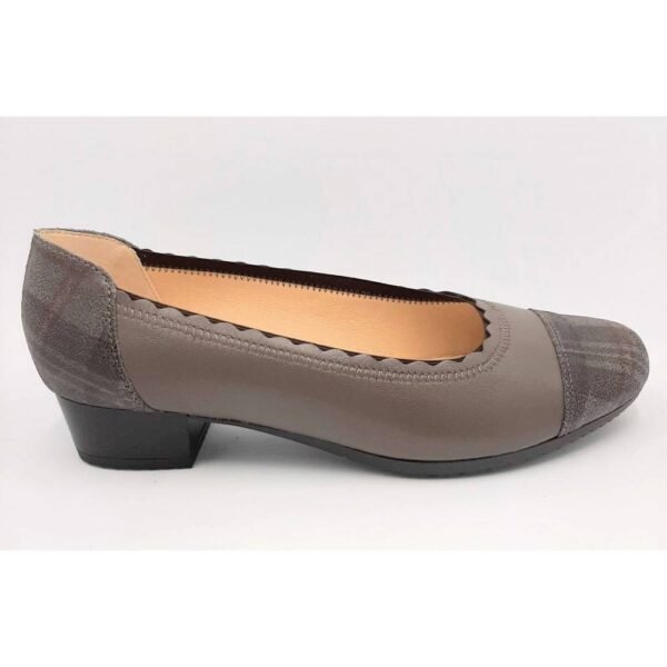 Comfortable pumps from the popular Czech brand Santé are characterized by greater width and greater comfort.