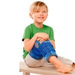 Children's knee orthosis designed for postoperative immobilization with high lateral stability. The padding is made of light, breathable, comfortable material. Easy adjustment of flexion / extension by means of pins, velcro fastening. The arms of the orthosis can be shaped.
