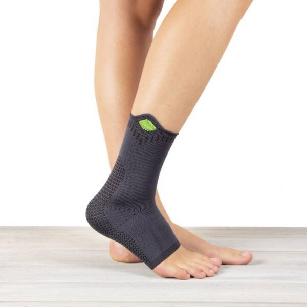 MalleoSan Active is a sports bandage for strengthening and pulling the ankle. The compression knit stimulates the proprioceptive function of the bandage. A comfortable lightweight zone in the ankle area helps to position the bandage accurately. Reinforced knit reinforcement reduces the risk of swelling.