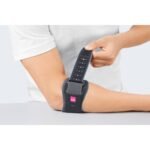 Epicondylar tape with adjustable silicone pad. Individual pressure adjustment is achieved by an elastic control tape. Epibrations can be worn by both left and right hands. The soft pellet allows for optimal compression. Epibration is made in one size on the right and left hand.