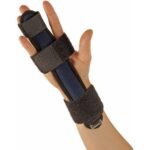 Orthosis for universal fixation of the upper limb fingers. The dural plate can be freely shaped and placed on the palm and dorsal side of the hand. Easy Velcro fastening.