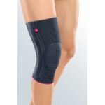 Genumedi is a light anatomical knee bandage with a removable silicone pad on the cup. The massage effect achieved by the compression knit and the silicone insert improves blood circulation and leads to a rapid reduction of hematomas and edema. The bandage helps to improve proprioception and stabilizes the knee.