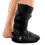 Postoperative and rehabilitative inflatable ankle orthosis without joint in plantar flexion 0 °. The orthosis enables a physiological way of walking thanks to the sole with the cradle profile of the sole. The inflatable system increases stability and at the same time reduces pain and swelling. Easy air pressure control allows you to achieve the desired compression.