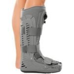Postoperative and rehabilitative inflatable ankle orthosis without joint in plantar flexion 0 °. The orthosis allows a physiological way of walking. The inflatable system of the orthosis increases stability and at the same time reduces pain and swelling. Easy air pressure control allows you to achieve the desired compression. The orthosis is available in 3 sizes, velcro fastening.