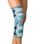Multicentric four-point knee plates made of light metal allow limited knee movement (extension 10 °, 20 ° and 30 °, flexion 45 °, 60 ° and 90 °). The light, flexible Syncrolast material allows the permeation of sweat, so the orthosis is also suitable for all-day use.