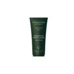 Pamper the skin of your hands deserved care with the regenerating cream from the MÁDARA Infusion Vert line. The cream is rich in natural oils and butters and helps to create an ultra-fine layer on the skin, which protects it from drying out. At the same time, the cream stimulates the production of collagen and elastin, thanks to which the skin of the hands remains pretty supple and firm.
