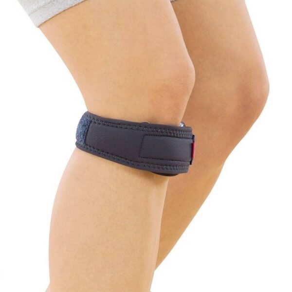 Infrapatellar bandage made of breathable material with easy application and velcro fastening. The pelota is anatomically shaped.