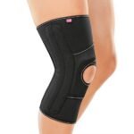 protect.PT soft is a knee sleeve orthosis with side springs and a lateral pad for stabilizing the patella. The orthosis includes tightening straps for greater stability.