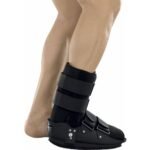 Postoperative and rehabilitative ankle orthosis without joint in plantar flexion 0 °. The orthosis enables a physiological way of walking thanks to the sole with the cradle profile of the sole.