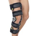 Knee orthosis designed for postoperative immobilization with high lateral stability. The padding is made of light, breathable, comfortable material. To set the required range of motion, first turn the plastic hole to one of the joints. You can now set the desired level by pressing the yellow button while scrolling. Easy velcro fastening. The arms of the orthosis can be shaped.