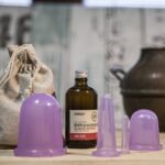 Масло для массажа с ароматом жасмина, розы или лимона обеспечивает скользкость кожи, увлажняет и смягчает ее.