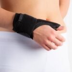 Universal thumb orthosis with formable duralumin plate, easy velcro fastening, easy application.