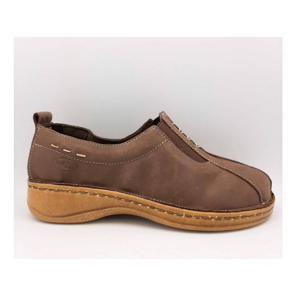 women s shoes for wider foots ortoplus 6304 brown Чешская семейная компания, производящая медицинскую и удобную обувь, отличается качеством изготовления, первоклассными материалами, уникальной конструкцией, удобными стельками и интегрированной анатомией для здоровой ходьбы.