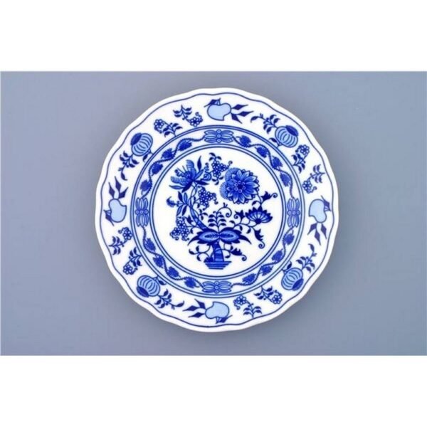 Richly decorated shallow plate (21 cm) made of the finest white porcelain with a traditional decor
