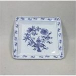 Surprise! Your loved ones will look with your mouth open at this special, square porcelain plate (21.5 cm) full of cardamom cookies (Cooking Stories, p. 88) or other delicious food! Especially after a very busy day!