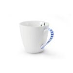 Practical mug with a volume of 300 ml with a blue decorated handle and birds on the inside.