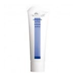 Gentle toothpaste with minerals and trace elements of the sea maintains deep water teeth and gums.