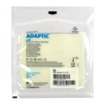 The Adaptic medical device is a sterile dressing with dimensions of 12.7 x 22.9 cm, which moisturizes, lubricates and does not stick to the wound.