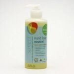 Жидкое мыло Sonett Gentle Liquid Soap без ароматизаторов удаляет загрязнения с кожи рук, не высушивая и не раздражая ее. Содержащиеся в составе растительные поверхностно-активные вещества образуют мелкую пену.