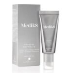 Medik8 Crystal Retinal 6 30ml - это ночная сыворотка с антивозрастным эффектом и уменьшением морщин с витамином, питающим кожу, а также уникальным ретинальдегидом в концентрации 0,06%, который даже более эффективен, чем классический ретинол. Благодаря ему стареющая кожа приобретет