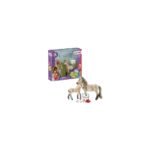 <p>Figurines and animals</p>