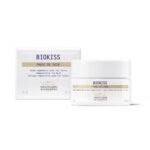 A revitalizing lip balm with shea butter, beeswax and mimosa protects lips.