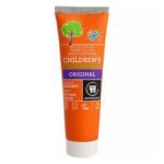 Children's toothpaste with a mild licorice flavor actively cares for the sensitive oral cavity thanks to the content of antibacterial plant extracts.